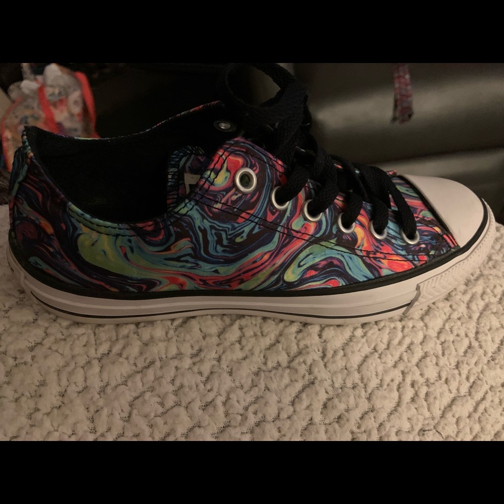 Women’s oil slick converse size 8